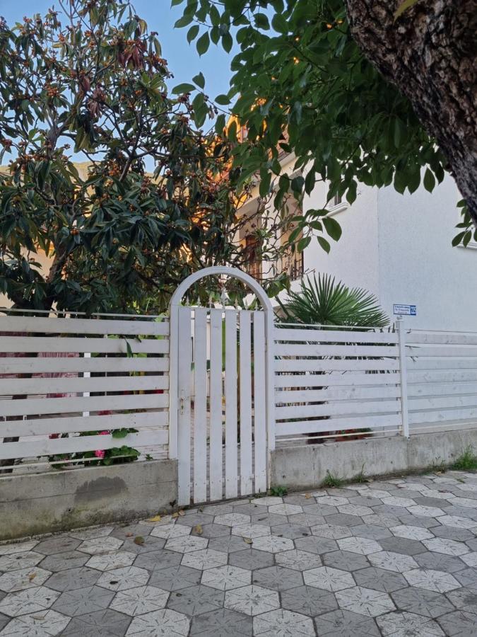 White House Hotel Gagra Exterior photo